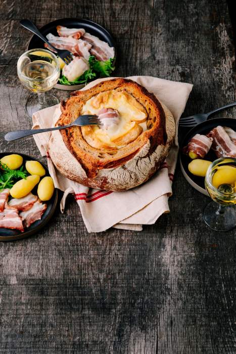 Restaurant Saint Martin de Belleville, Fondue de reblochon cuit dans du pain (Aimery Chemin)